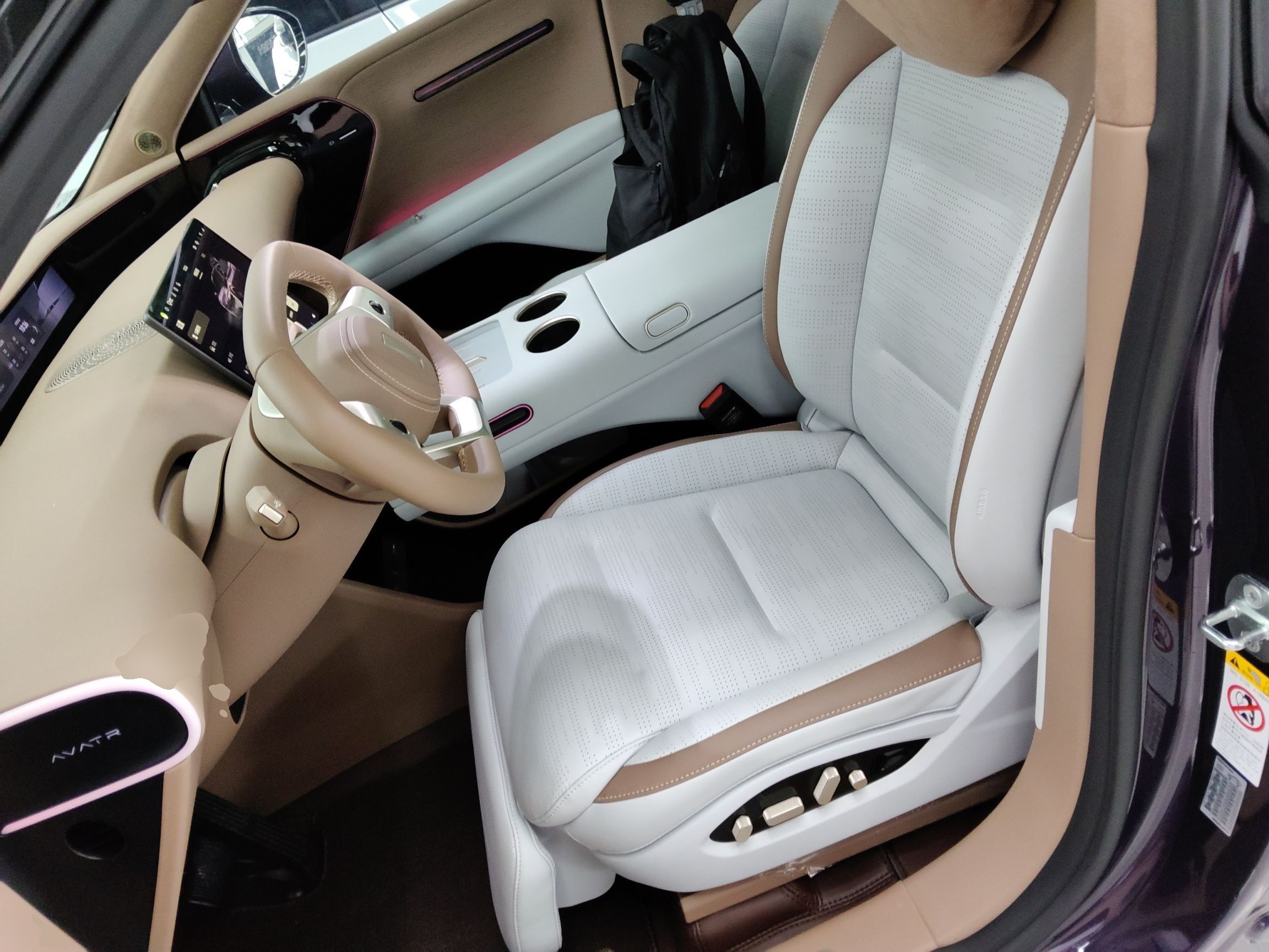 المقاعد الأمامية داخل السيارة