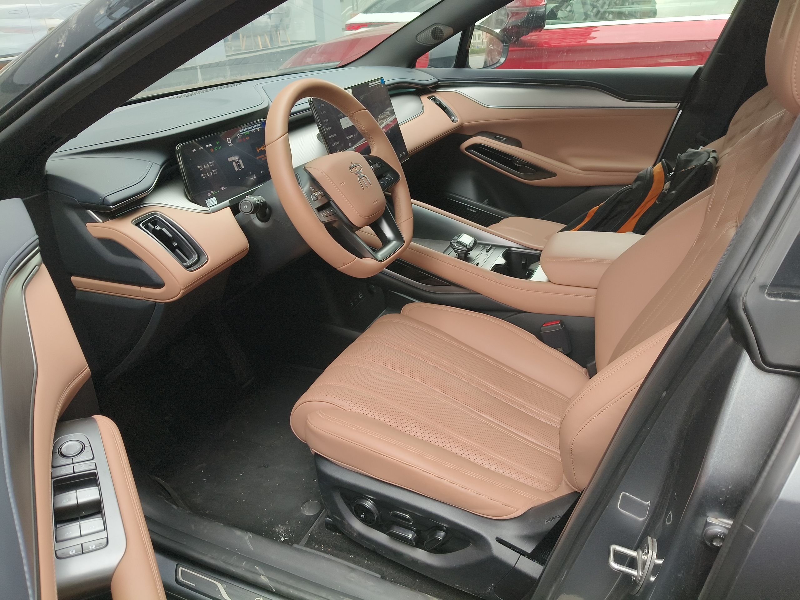 المقاعد الأمامية داخل السيارة