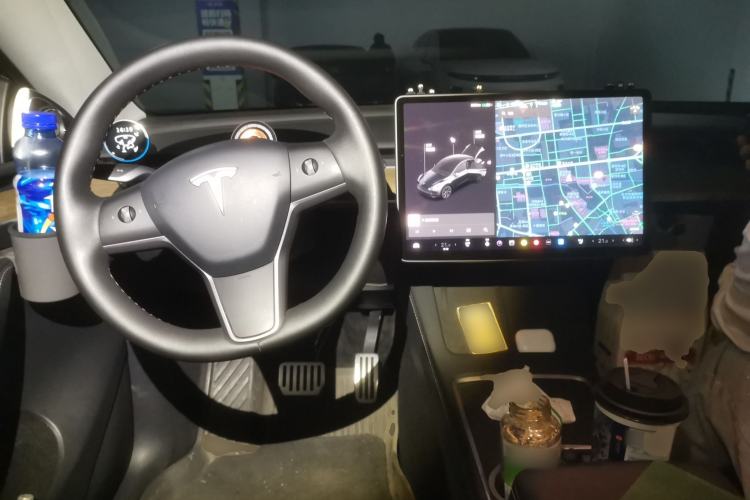 Used Tesla Model Y 2021 Standard Range Rear-Wheel Drive Version Center Console