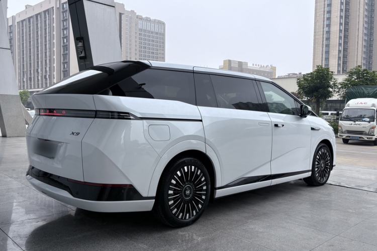 Used XPeng X9 2025 740 Ultra-Long Range Max Exterior 1