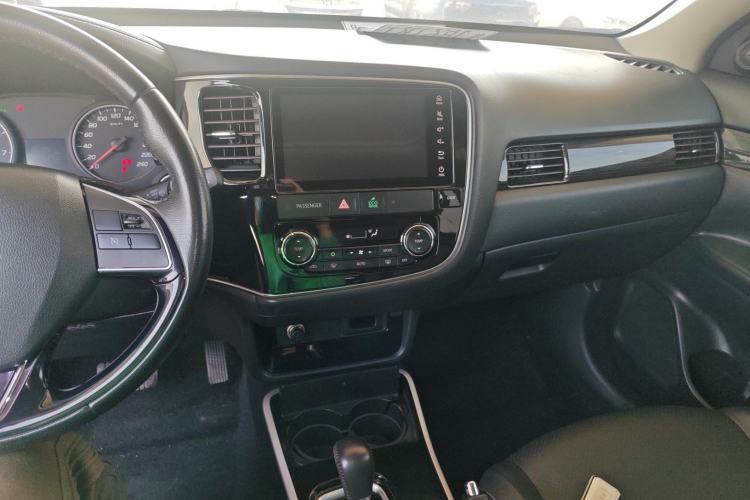 Used Mitsubishi Outlander 2018 2.0L Two-Wheel Drive Glory Edition 5 Seats Interior 2