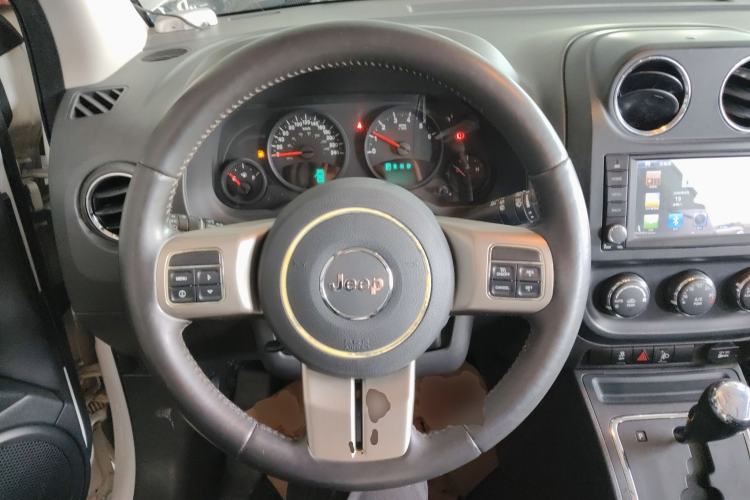 Used Jeep Compass 2013 2.4L four-wheel-drive sport version Steering Wheel
