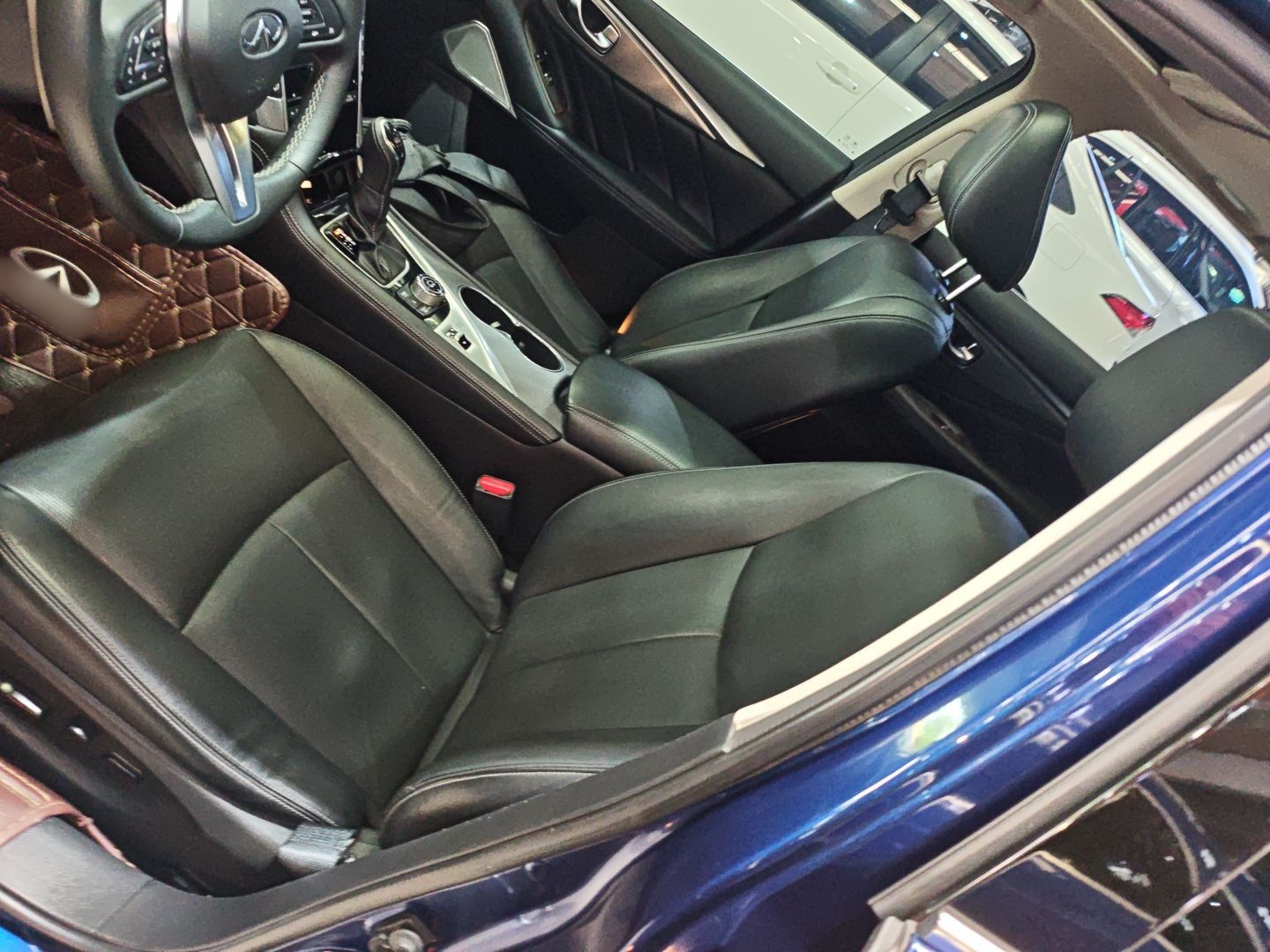 Переднее сиденье в автомобиле