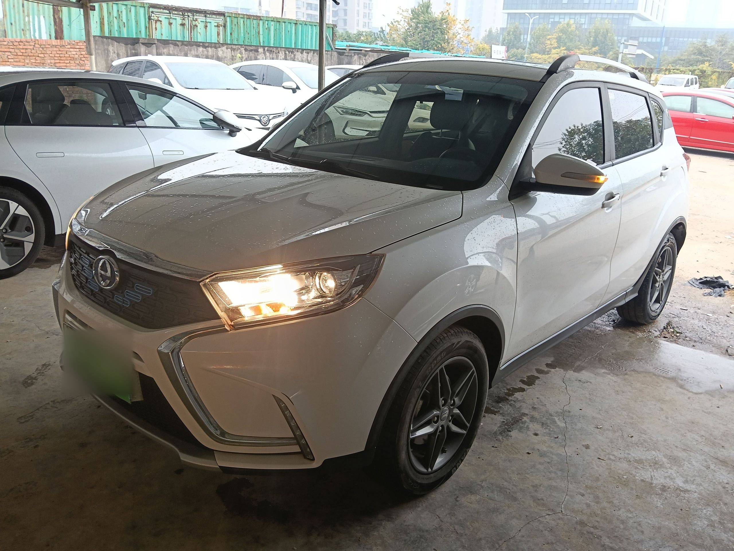 Под передней частью автомобиля