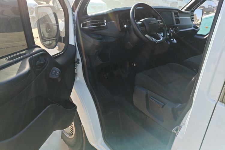 Used JMC Fushun 2023 2.0T Automatic Mid-Range Mid-Roof Commercial Multi-Purpose 7-Seater Passenger Vehicle Driver Seat