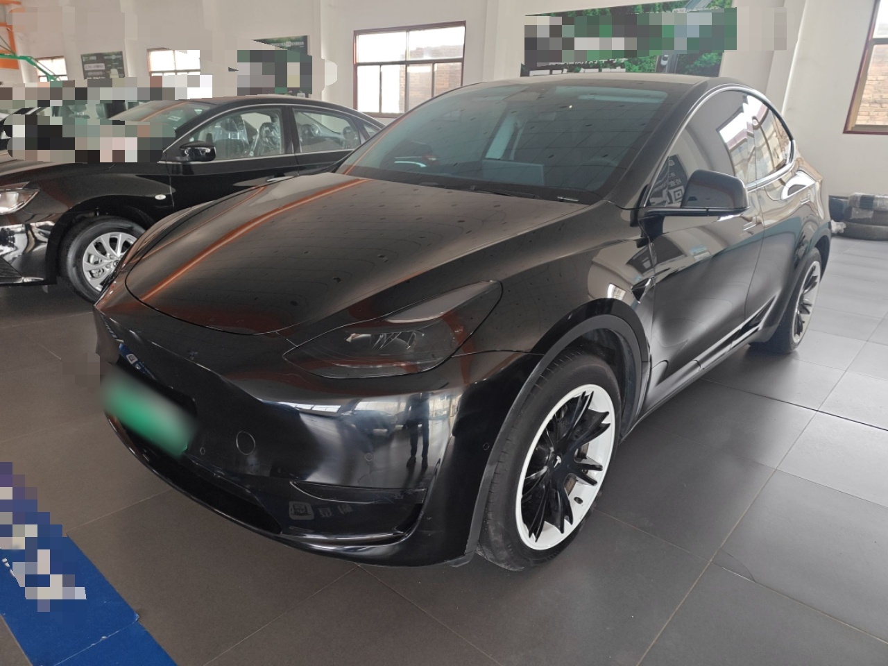 تحت مقدمة السيارة