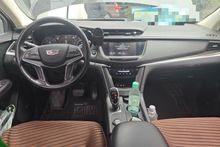 Used Cadillac XT5 2018 28T Four-Wheel Drive Luxury Model Center Console
