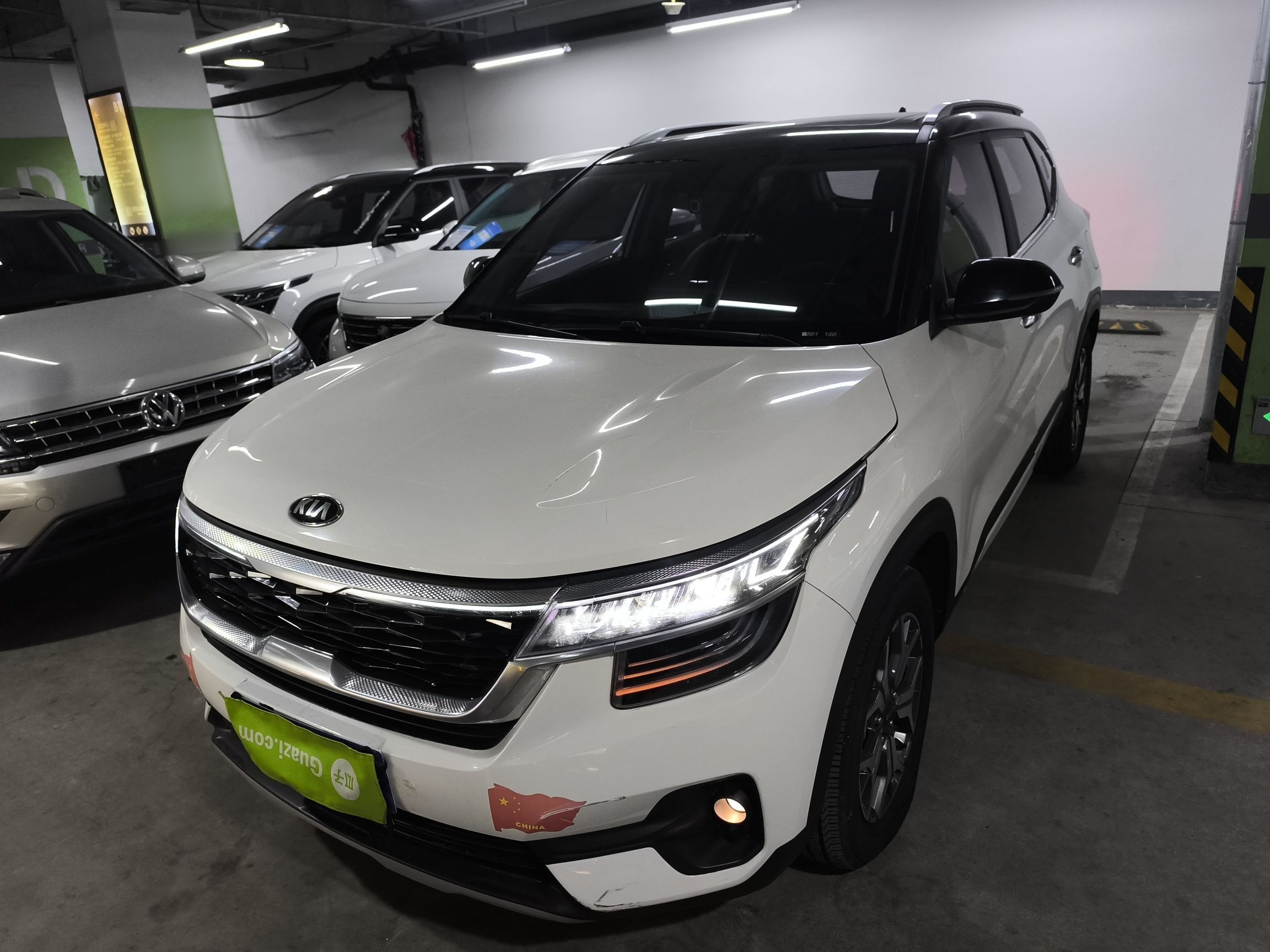 Под передней частью автомобиля