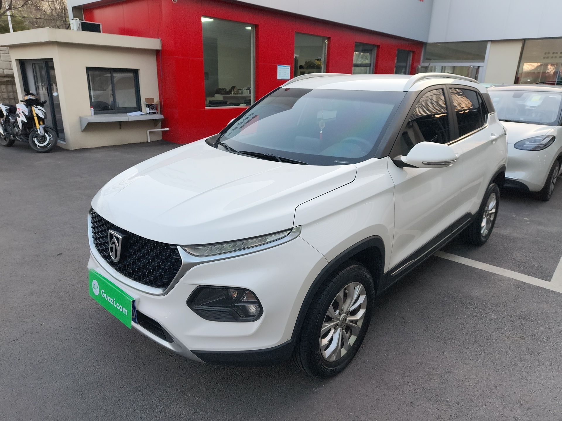 تحت مقدمة السيارة