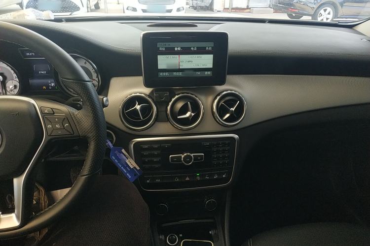 Used Mercedes-Benz GLA 2015 GLA 220 4MATIC Fashion Model Center Console