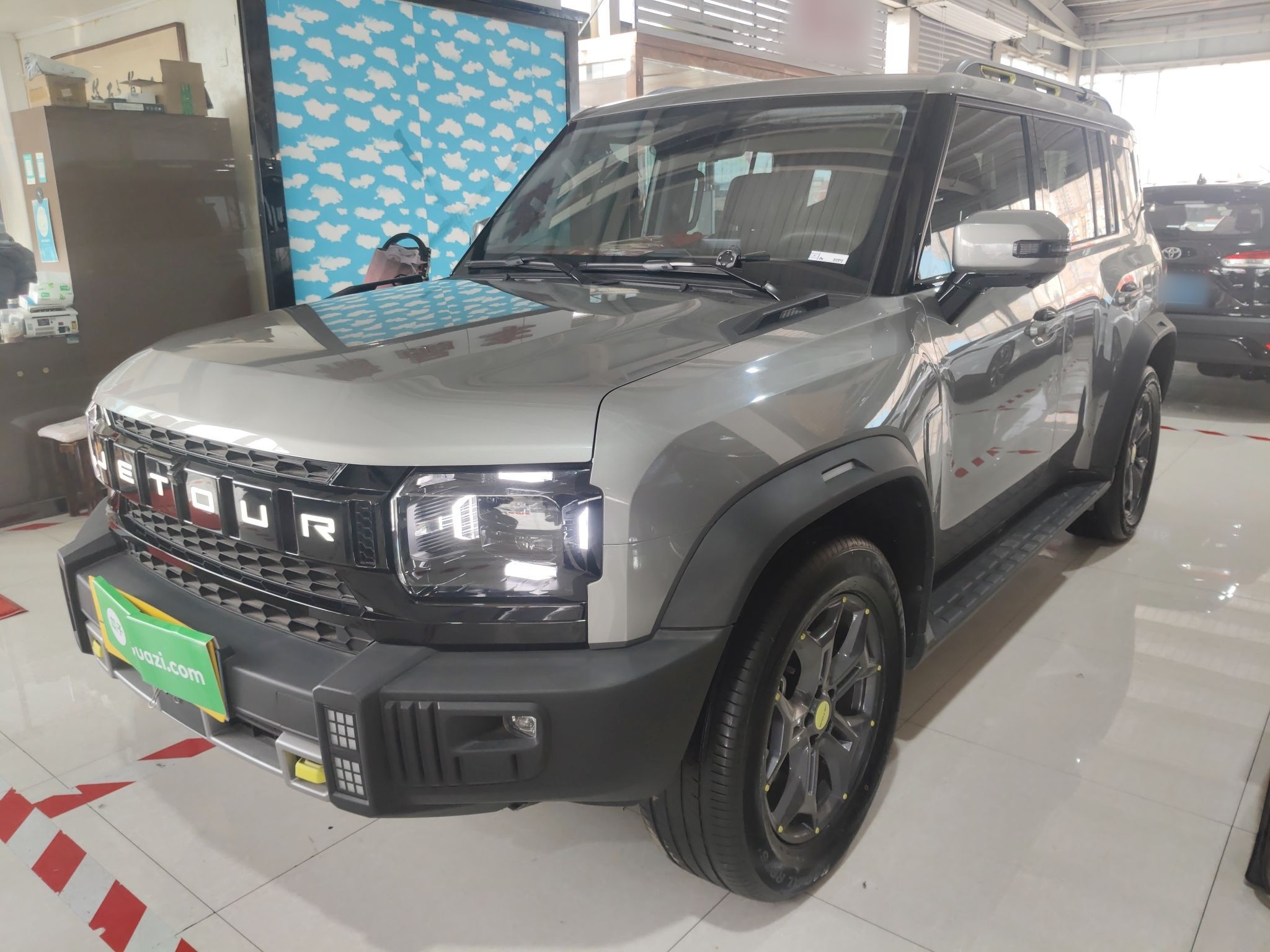 تحت مقدمة السيارة