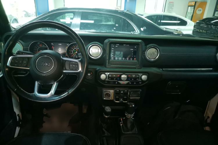 Used Jeep Wrangler 2019 2.0T Sahara Four-Door Version China VI Emission Standard Center Console