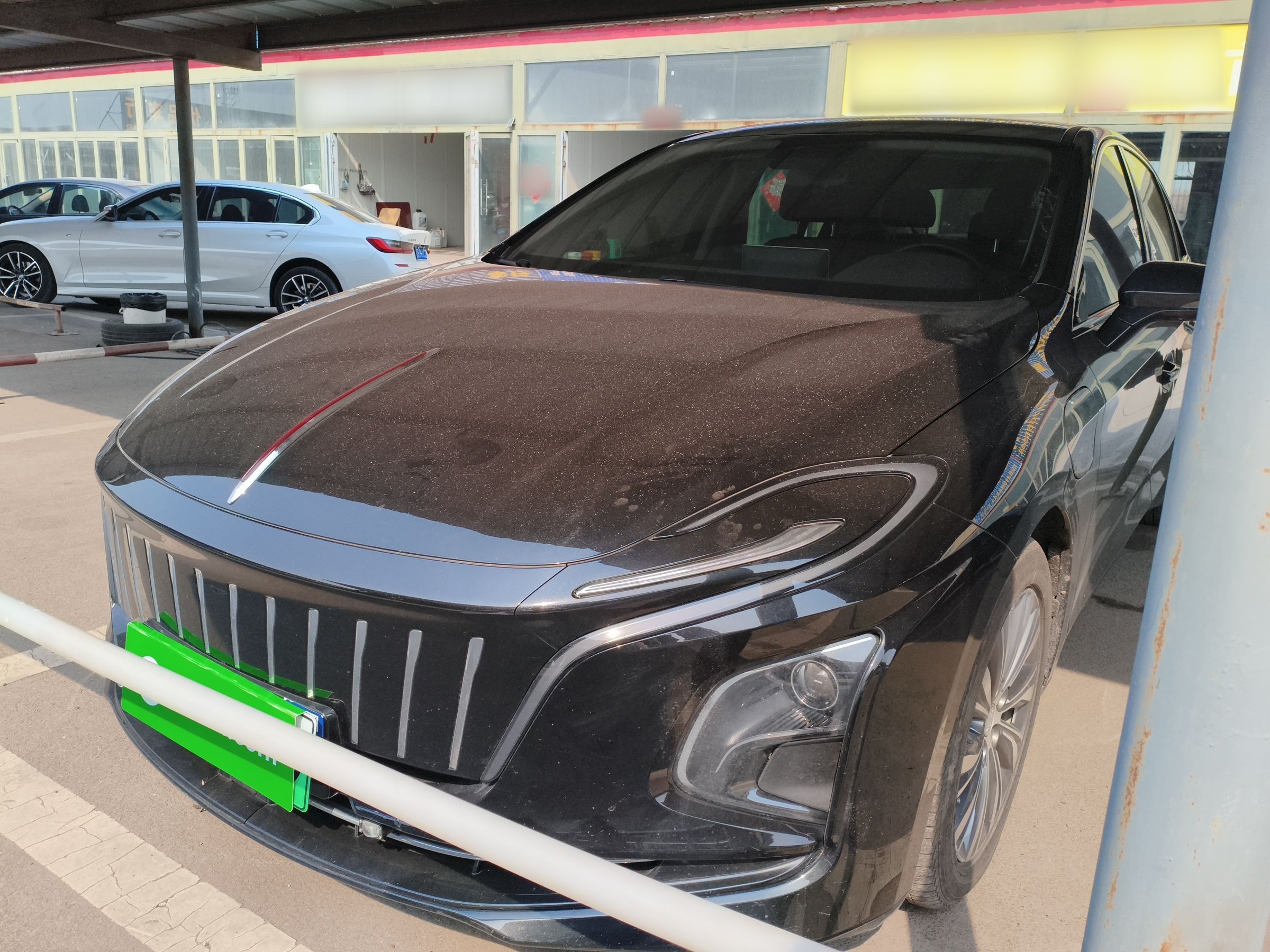 تحت مقدمة السيارة