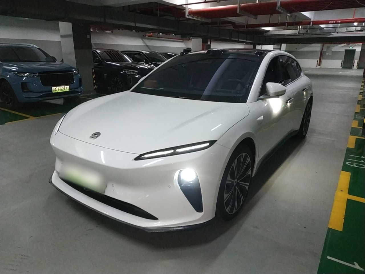 Под передней частью автомобиля