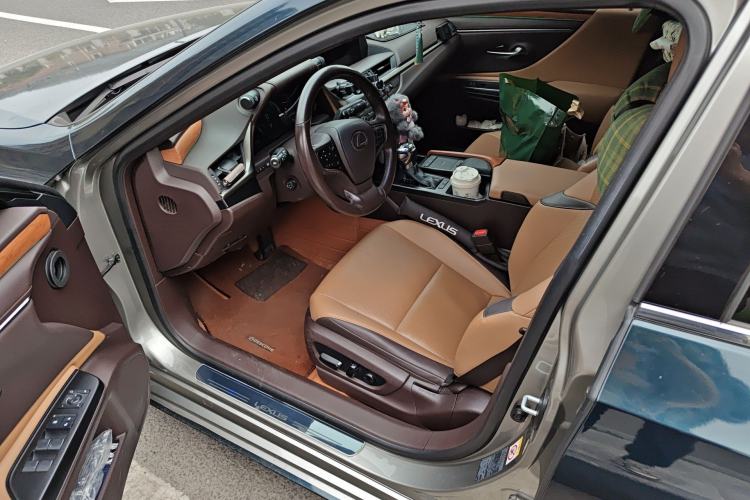 Used Lexus ES 2018 300h Premier Edition China VI Standard Driver Seat