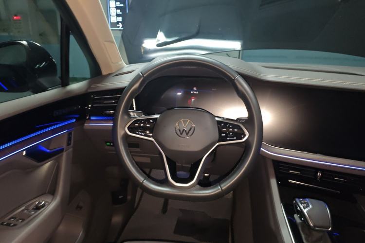 Used Volkswagen Touareg 2023 3.0 TSI Luxury Edition Obsidian Black Sport Package Steering Wheel