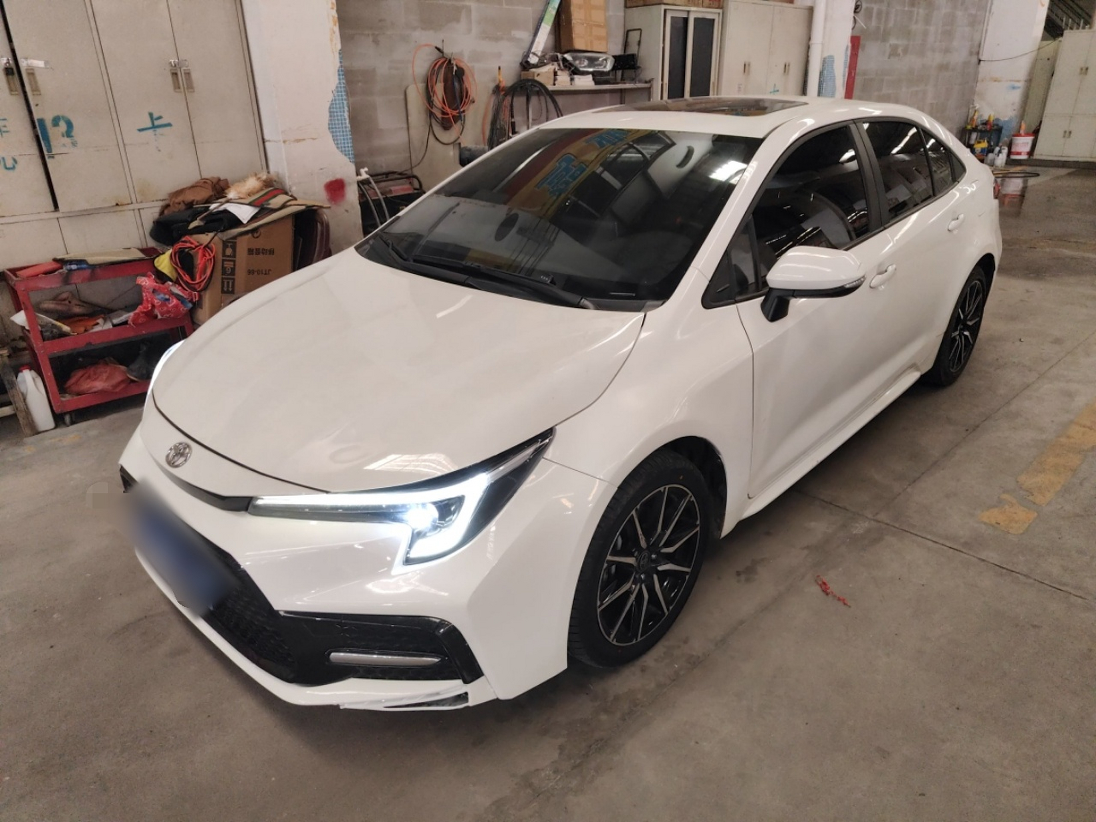 تحت مقدمة السيارة