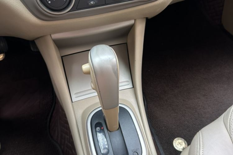 Used Nissan Sylphy 2012 Classic 1.6XE Automatic Comfort Edition Gear Lever