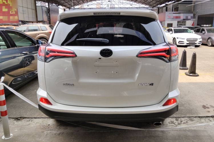 Used Toyota RAV4 2016 2.0L CVT Two-Wheel Drive Fashion Edition China V Standard Rear