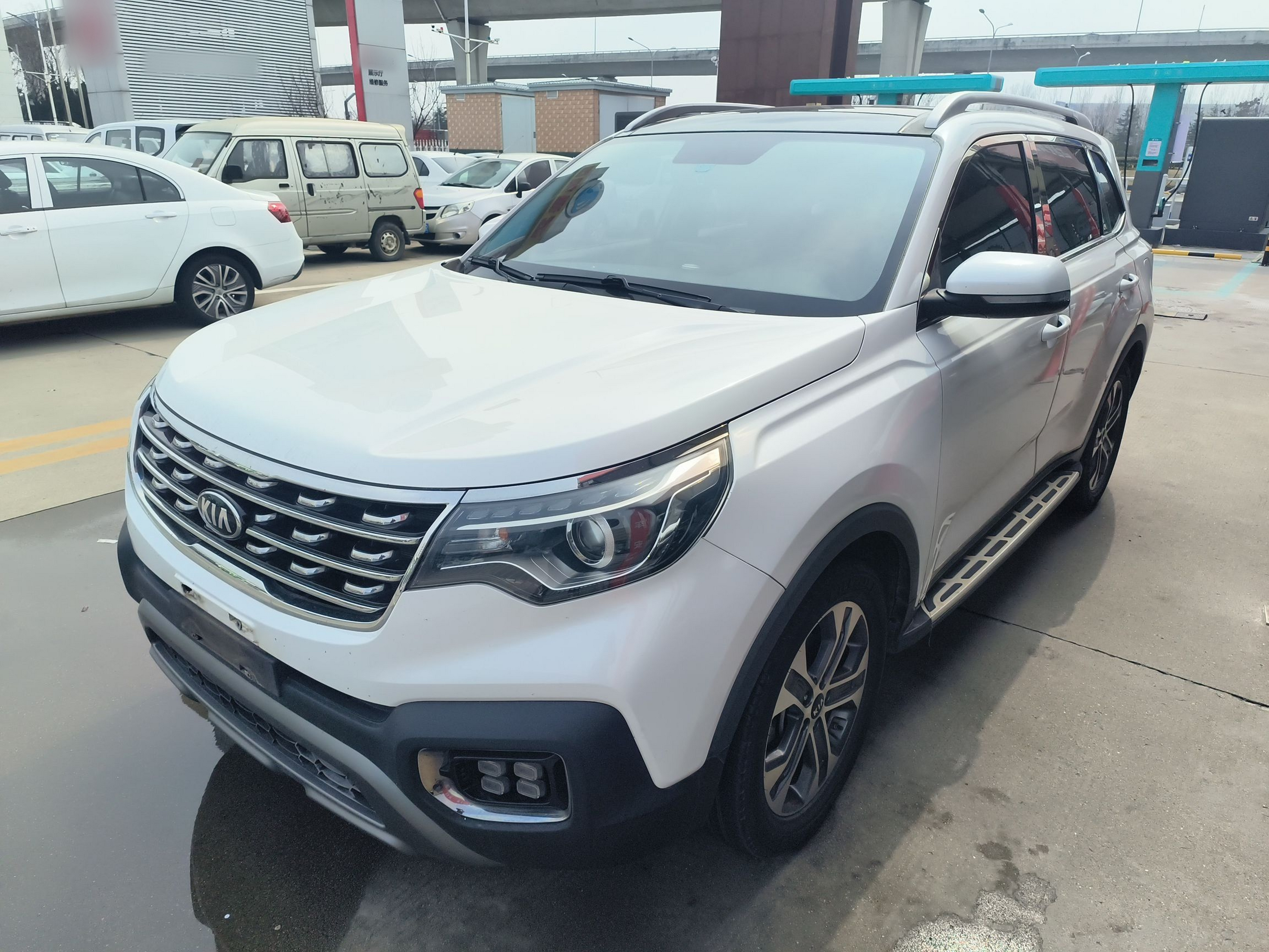 تحت مقدمة السيارة