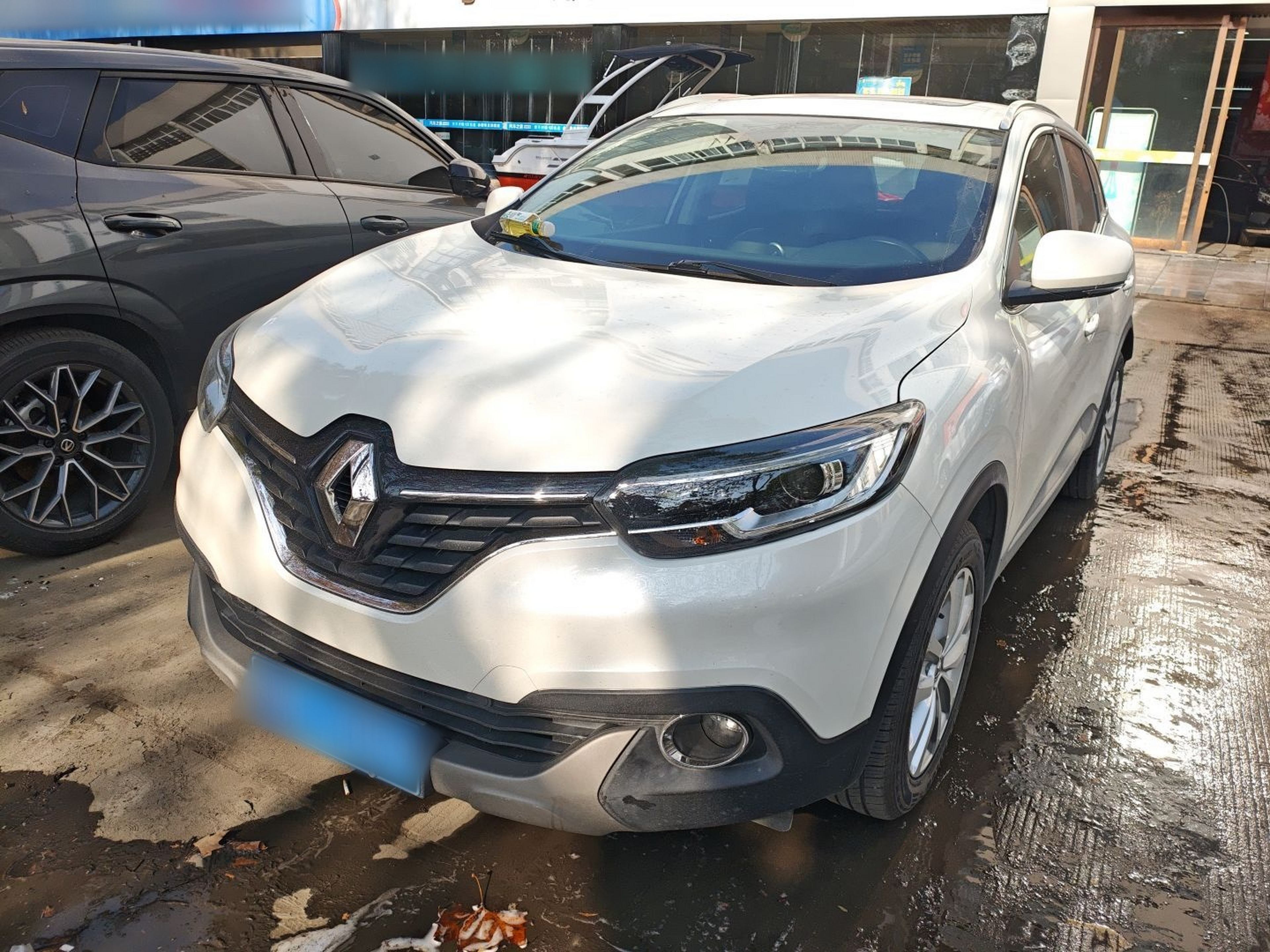 Под передней частью автомобиля