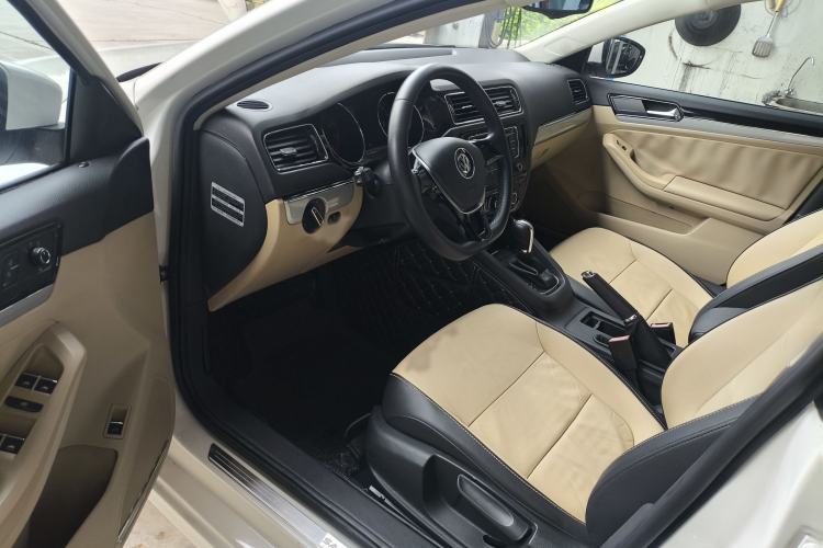 Used Volkswagen Sagitar 2015 1.6L Automatic Comfort Model Interior 5