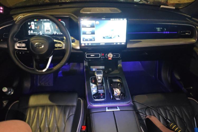 Used GAC Trumpchi GS8 2022 Linghang Series 2.0 TGDI Two-Wheel-Drive Luxury Smart Connectivity Version (7 Seats) Center Console