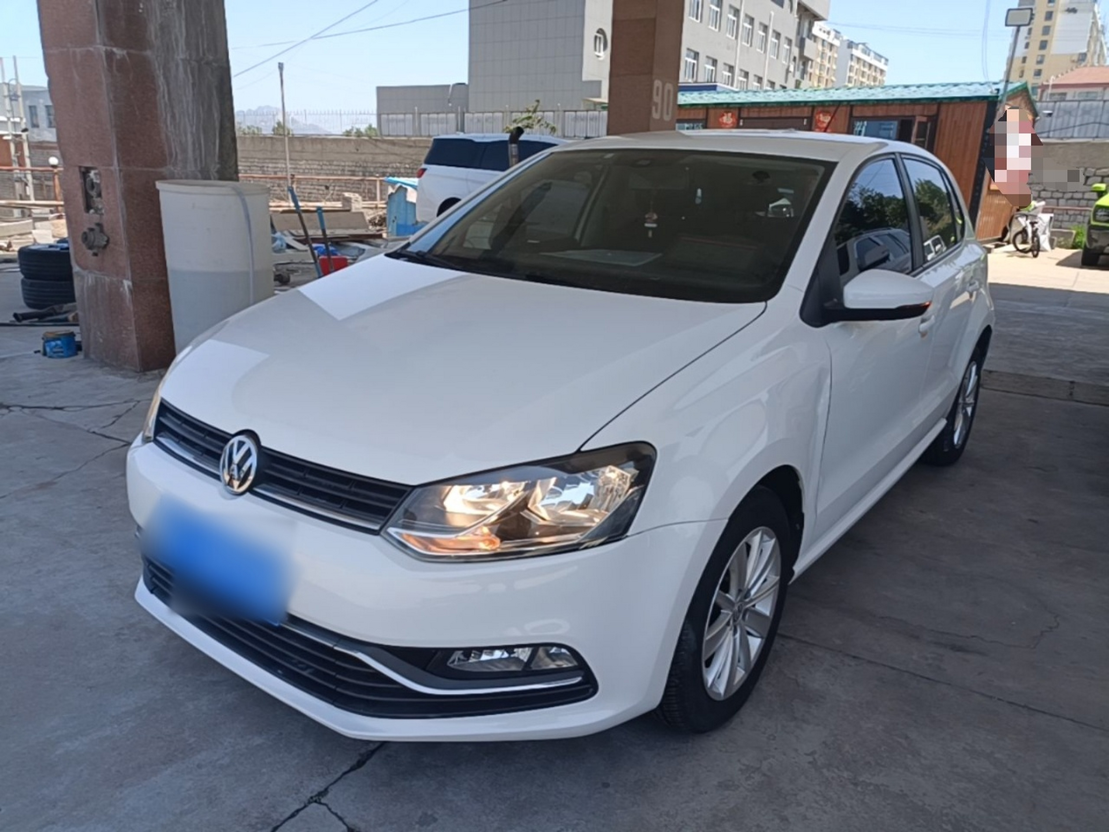 Под передней частью автомобиля