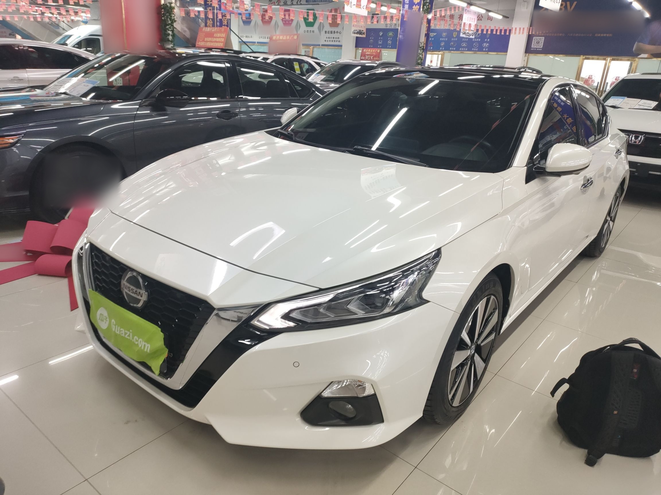 تحت مقدمة السيارة