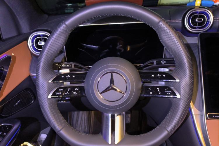 Used Mercedes-Benz GLC 2024 GLC 260 L 4MATIC Luxury Model 5 Seats Steering Wheel