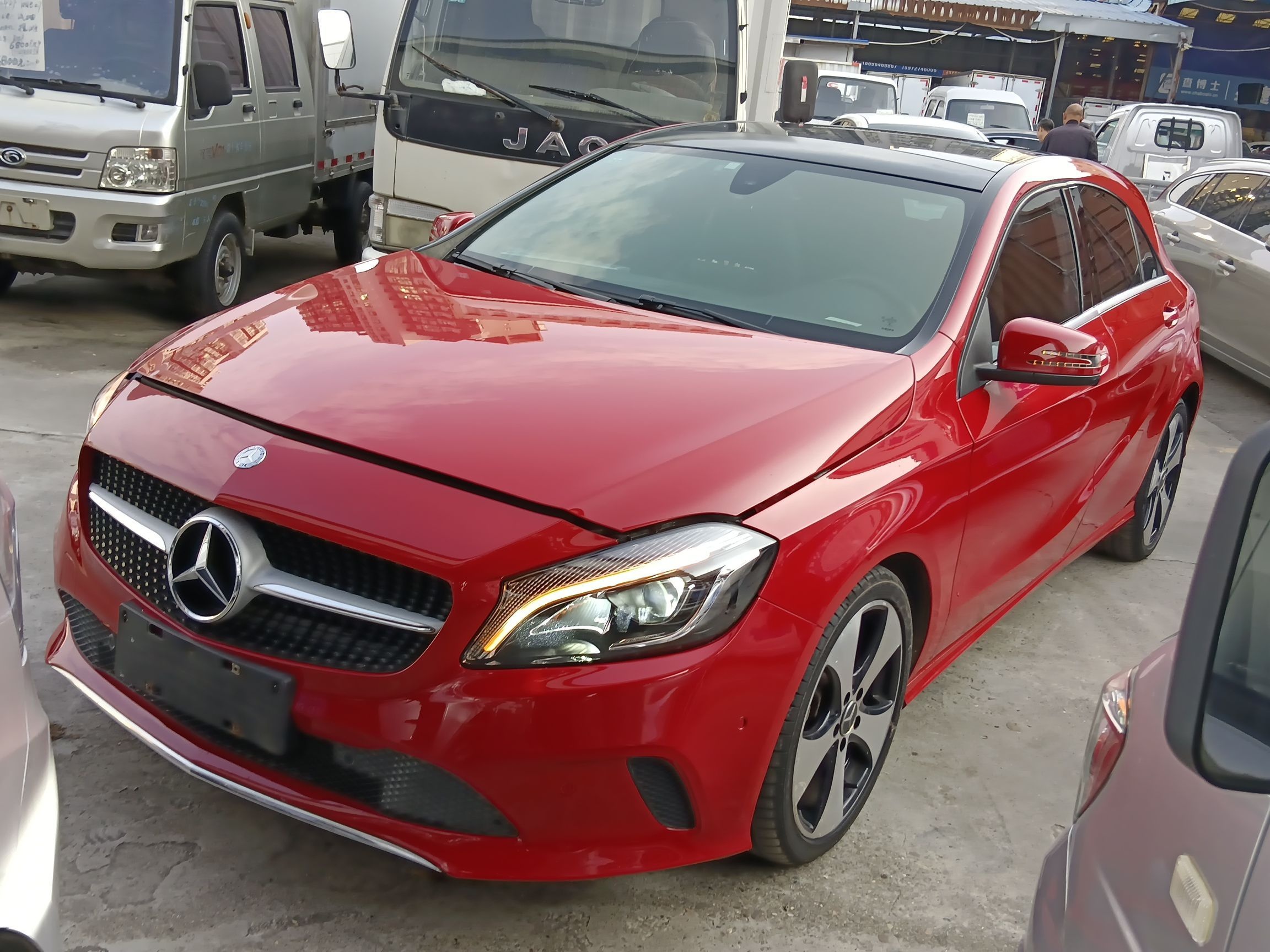 تحت مقدمة السيارة