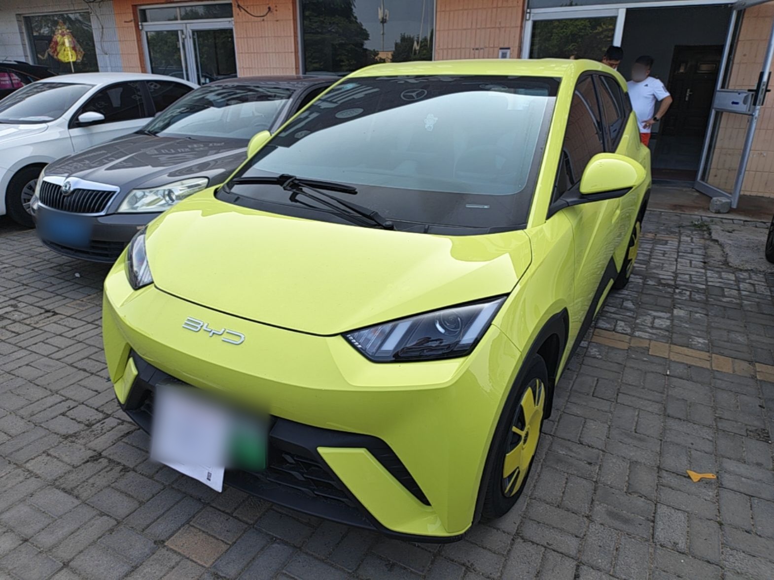 Под передней частью автомобиля