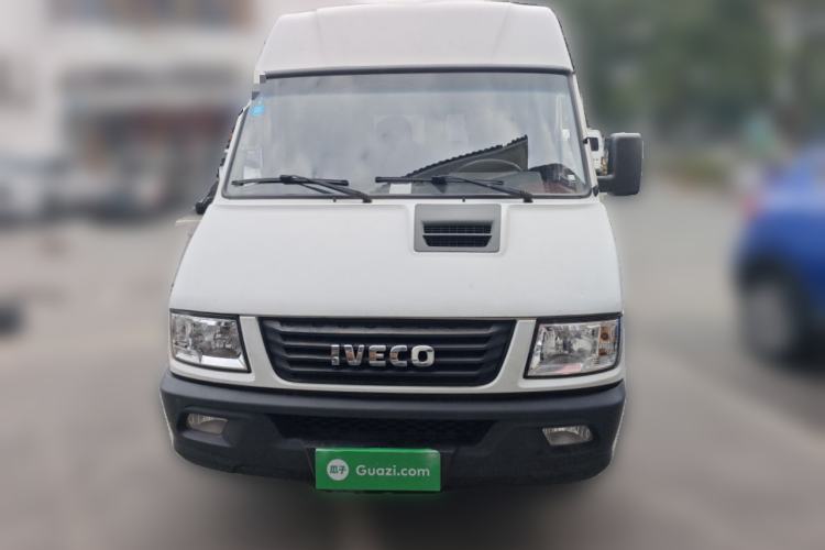 Used Iveco Daily 2020 2.5T A35 Passenger Van with Dual Tires Mid-Roof Design 5-9 Seater China V Emission Standard