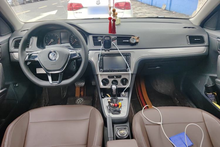 Used Volkswagen Lavida 2013 Revised Classic 1.6L Automatic Fashion Edition Center Console