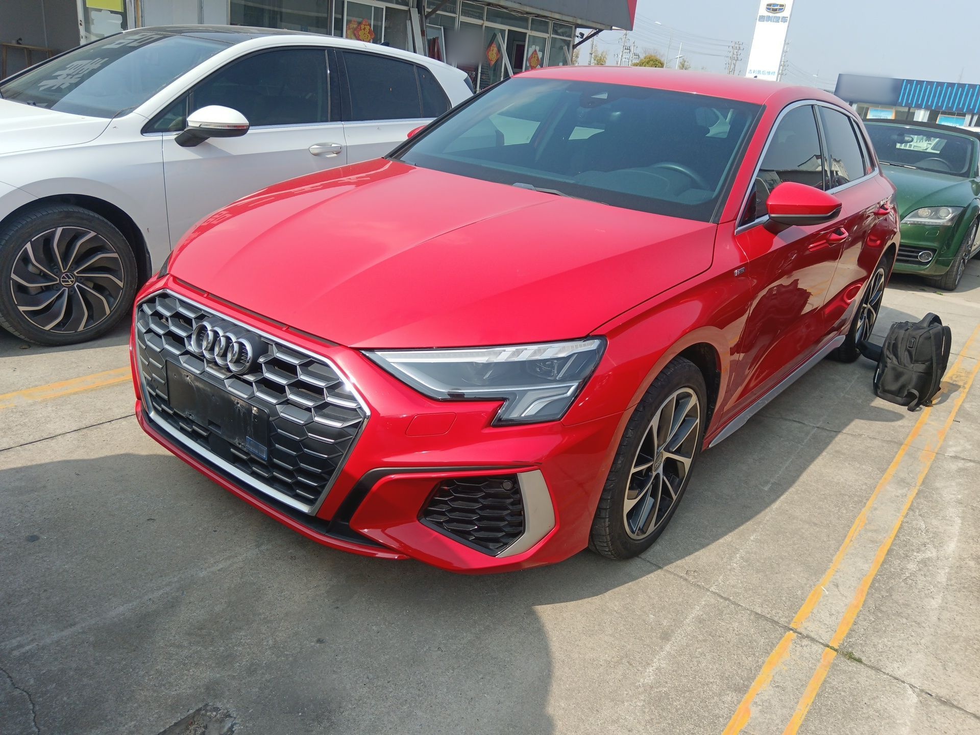 تحت مقدمة السيارة