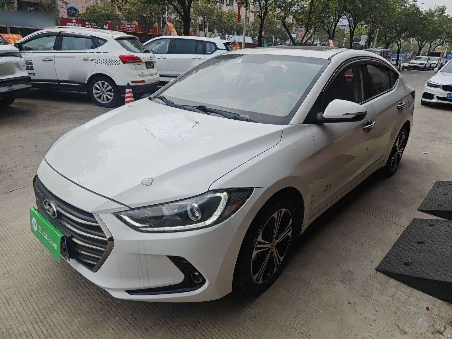 Под передней частью автомобиля