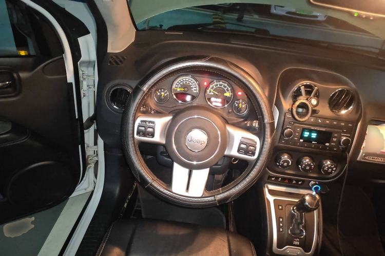 Used Jeep Compass 2014 2.4L four-wheel drive luxury version
