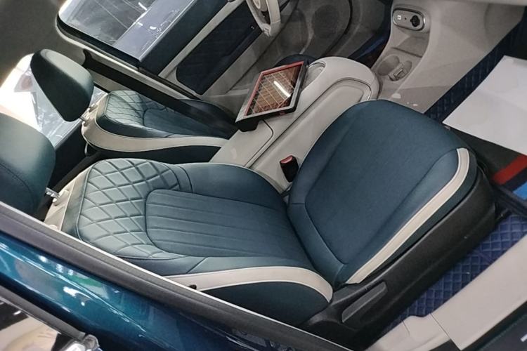 Used ORA Good Cat 2023 401 km Standard Range Luxury Version Lithium Iron Phosphate Right Front Seat