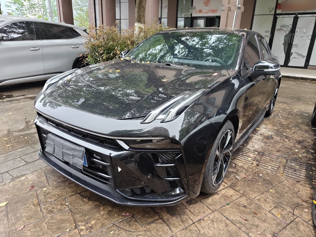 Под передней частью автомобиля