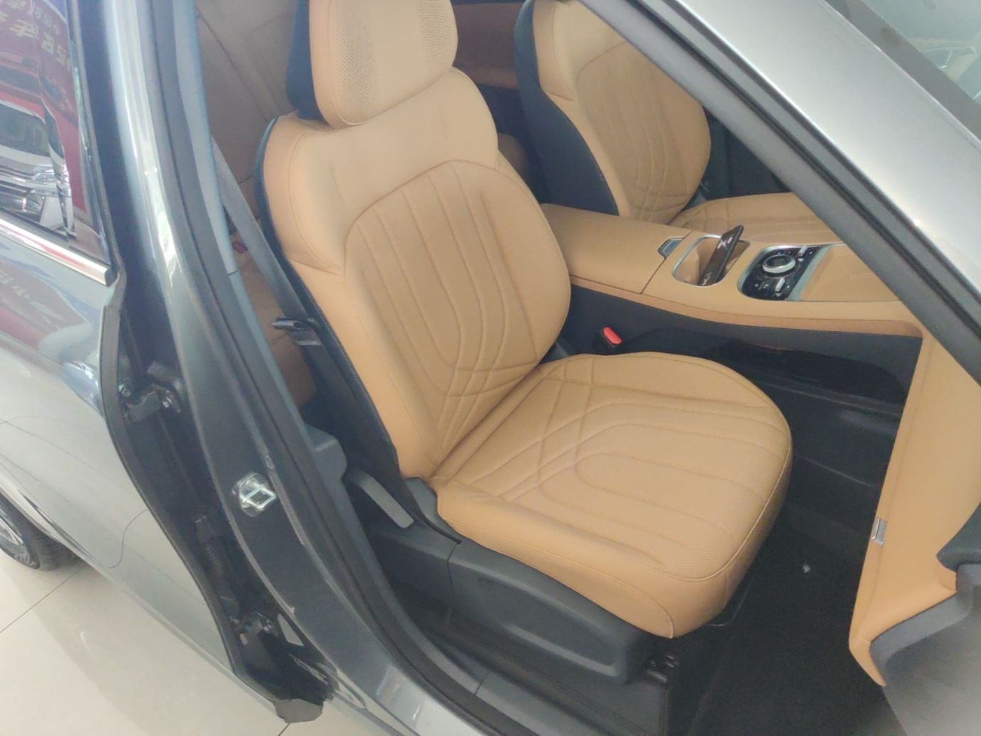 Geely Galaxy Xingjian 7 EM-i 2025 120km Launch+ Version — снимка 19