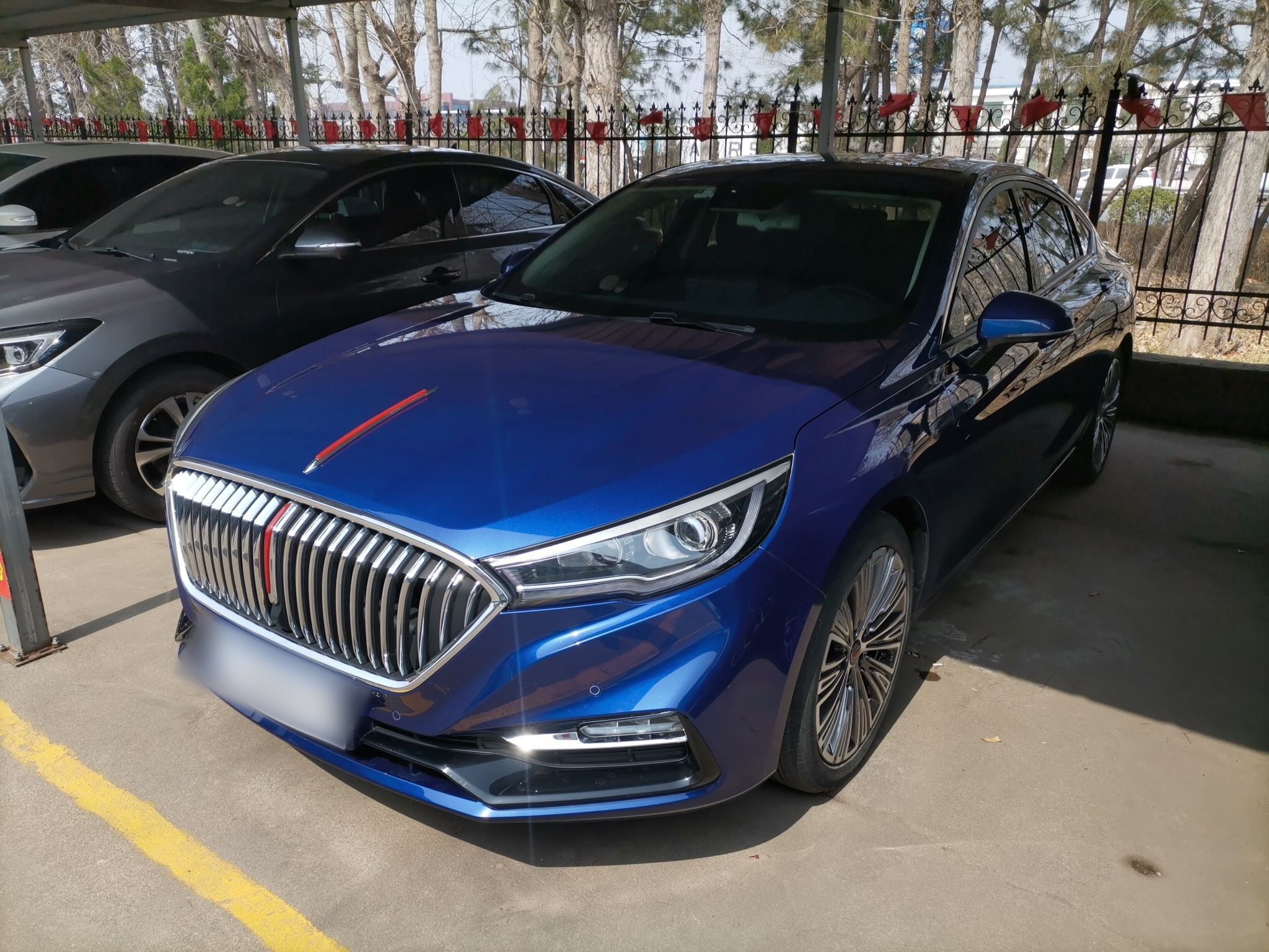 Под передней частью автомобиля