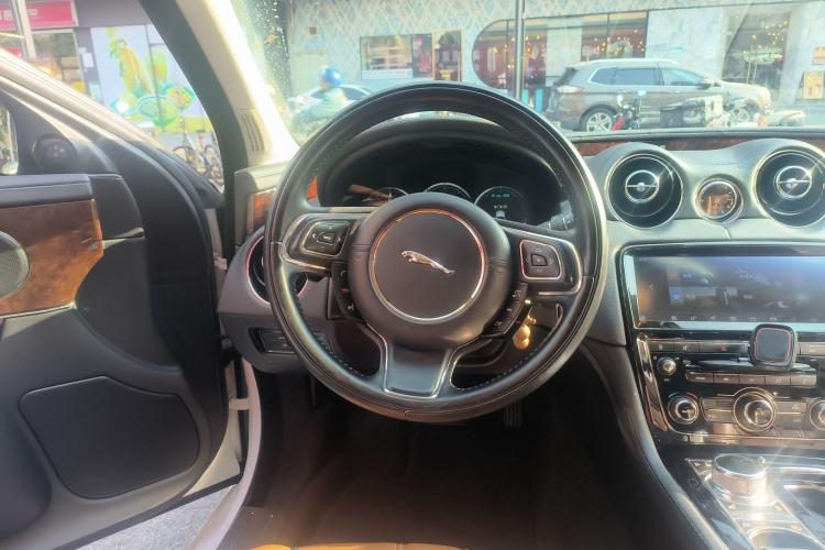 Used Jaguar XJ 2015 XJL 3.0 SC Two-Wheel-Drive Panoramic Business Edition
