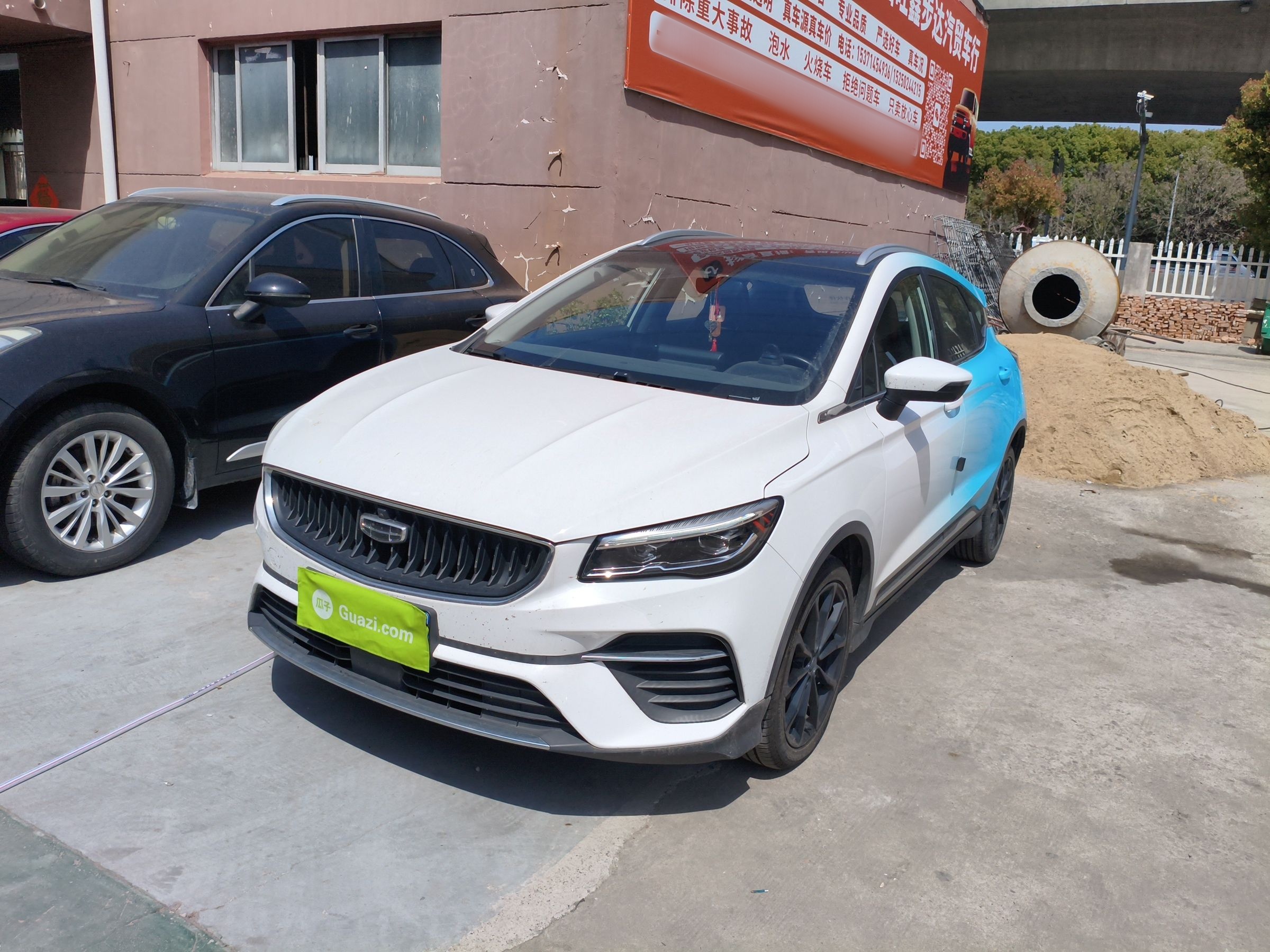 تحت مقدمة السيارة