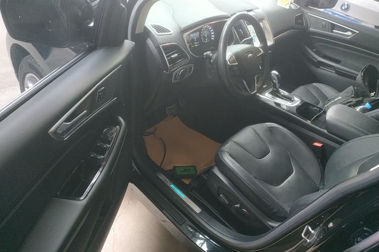 Used Ford Edge 2018 EcoBoost 245 Four-Wheel Drive Titanium 7-Seater Driver Seat