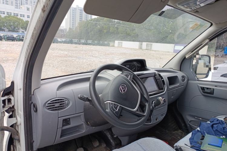 Used SAIC MAXUS Xintu V80 2020 2.5T Manual Classic City Delivery King Short Wheelbase Mid-Roof Design 2/3 Seats
