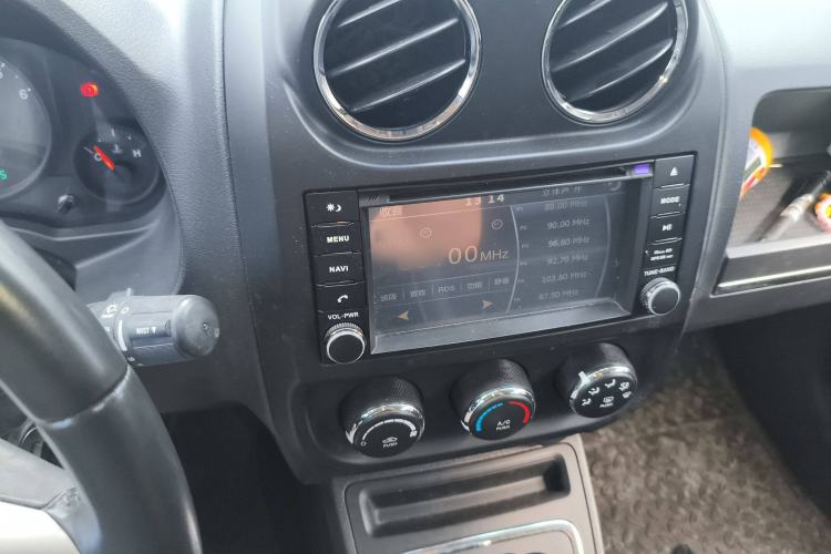 Used Jeep Compass 2011 2.0L two-wheel drive sport version
