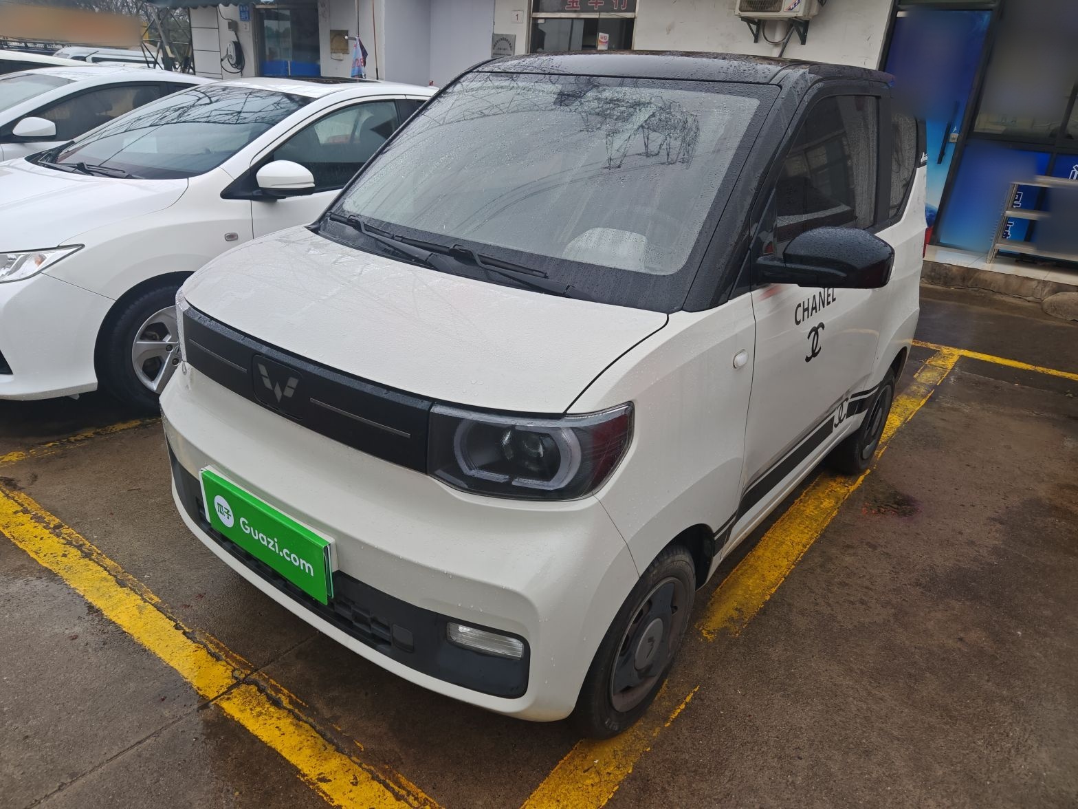 تحت مقدمة السيارة