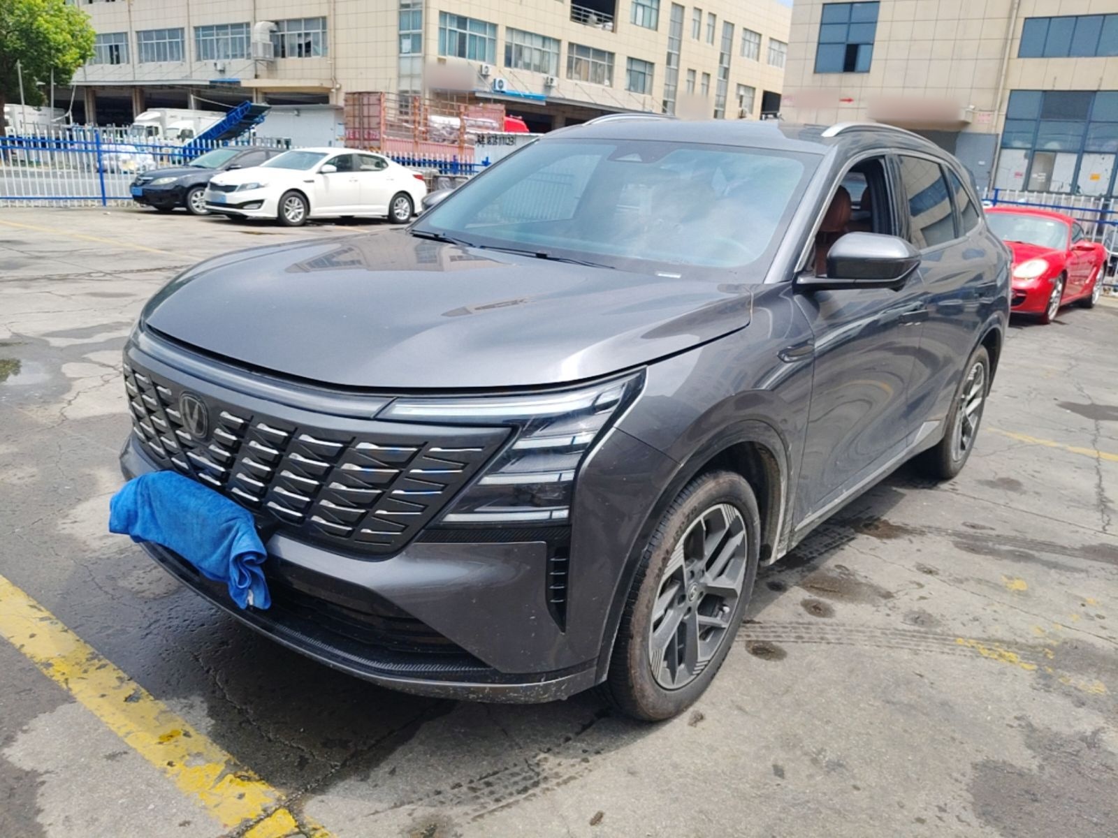 Под передней частью автомобиля