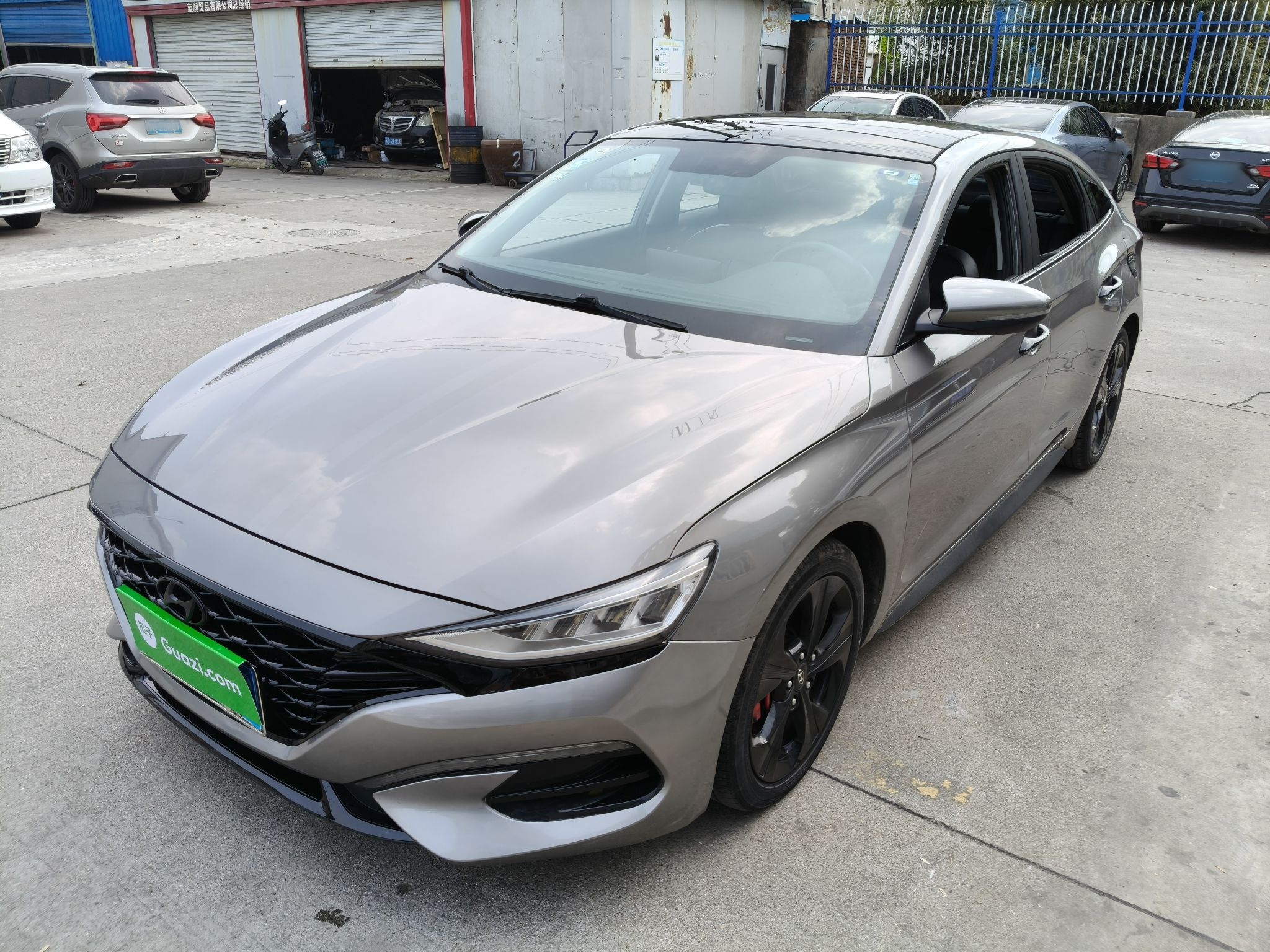 تحت مقدمة السيارة