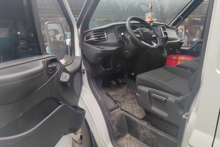 Used JMC Fushun 2025 2.0T 6MT Diesel Short-Wheelbase Low-Roof Commercial Multi-Purpose Passenger Vehicle with 5/6 Seats and Twin-Swing Tailgate